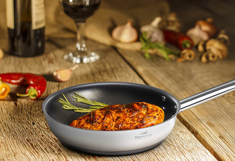 Nowoczesna technologia gotowania bez przywierania potraw do powierzchni patelni.