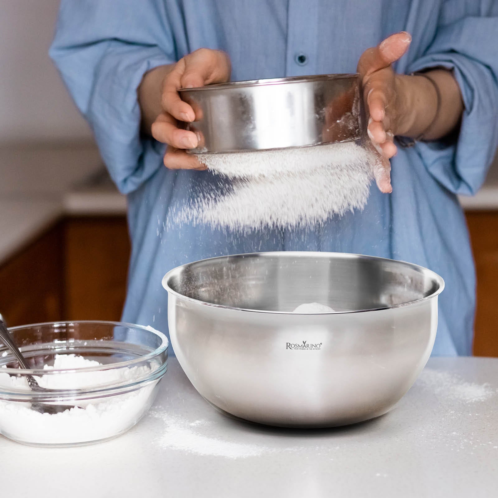 Elegancki zestaw zrobiony ze stali nierdzewnej, który ożywia każdą kuchnię.