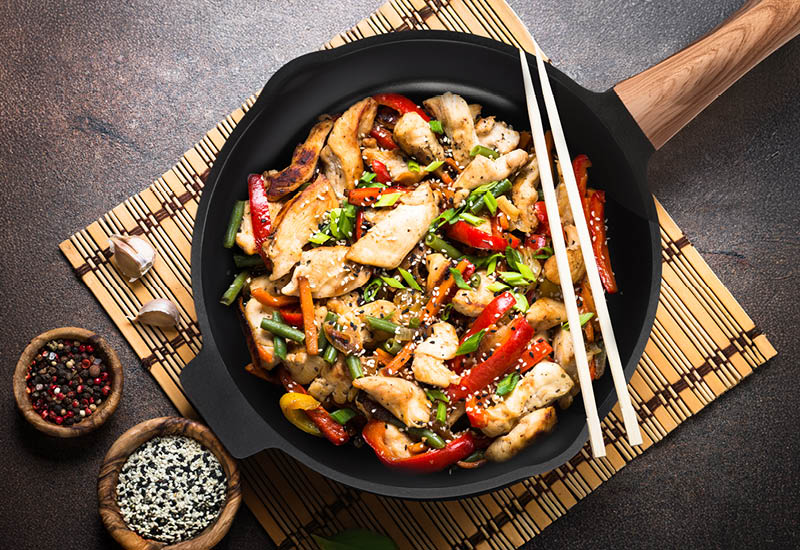 Wybrane materiały wysokiej jakości zapewniają szybkie gotowanie i długą żywotność naczyń.