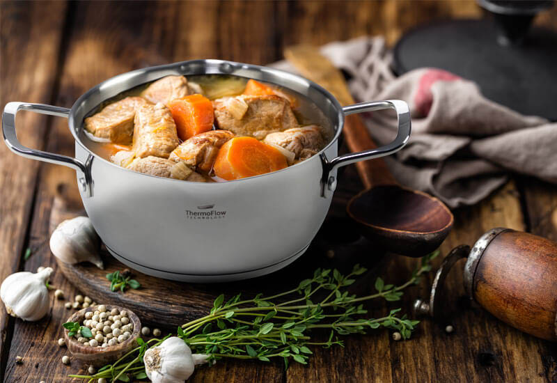 Najbardziej uniwersalny garnek, który jest obowiązkowym wyposażeniem każdej kuchni.