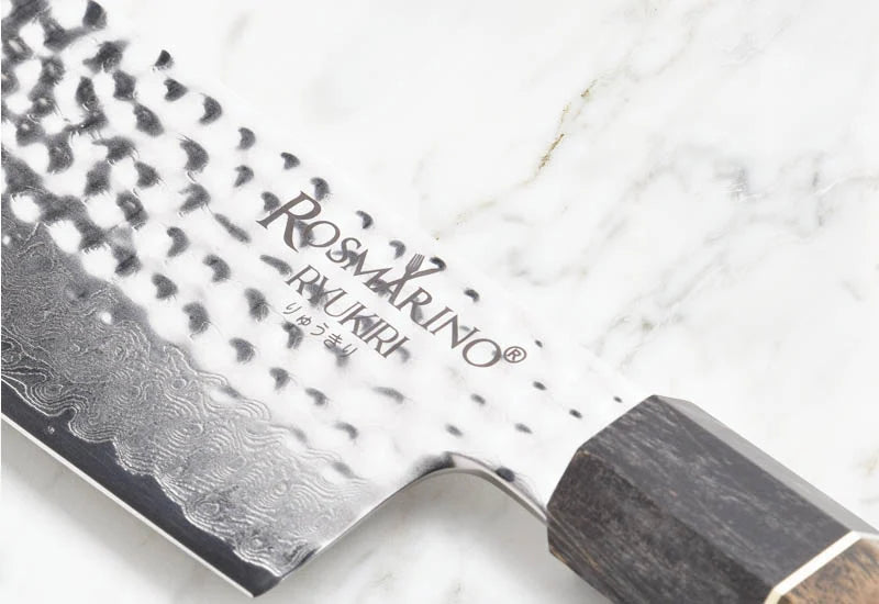 Połączenie premium stali nierdzewnej, wzoru Damascus i drewnianego uchwytu.