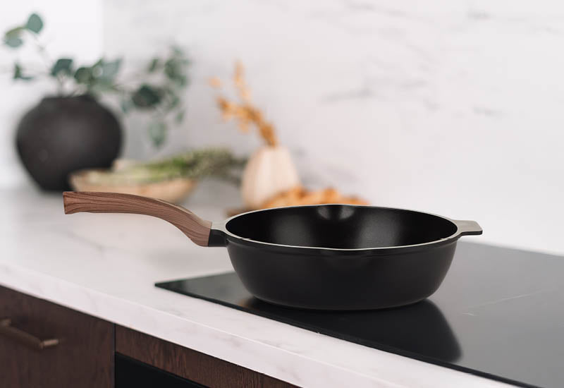 Odpowiednie do wszystkich płyt kuchennych, w tym indukcyjnych.