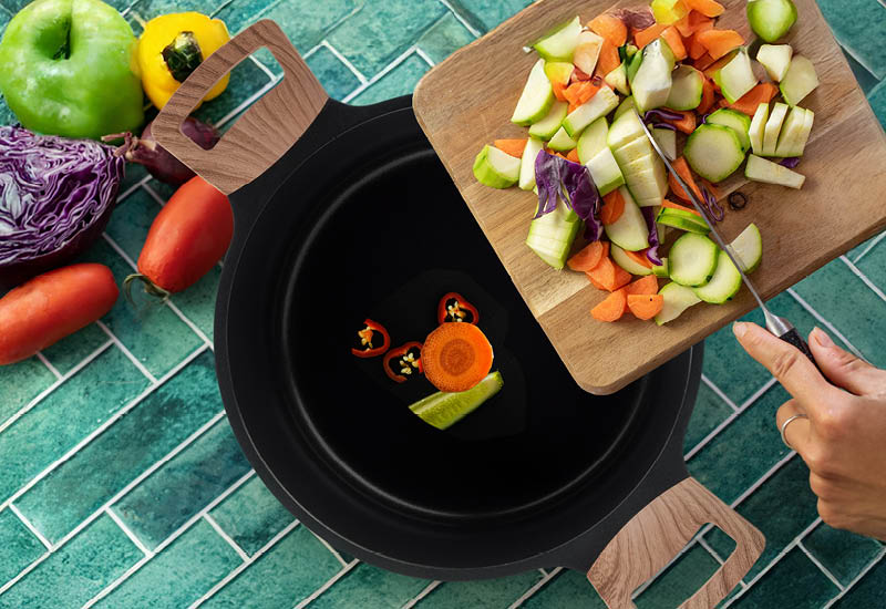 Wybrane materiały wysokiej jakości zapewniają szybkie gotowanie i długą żywotność naczyń.